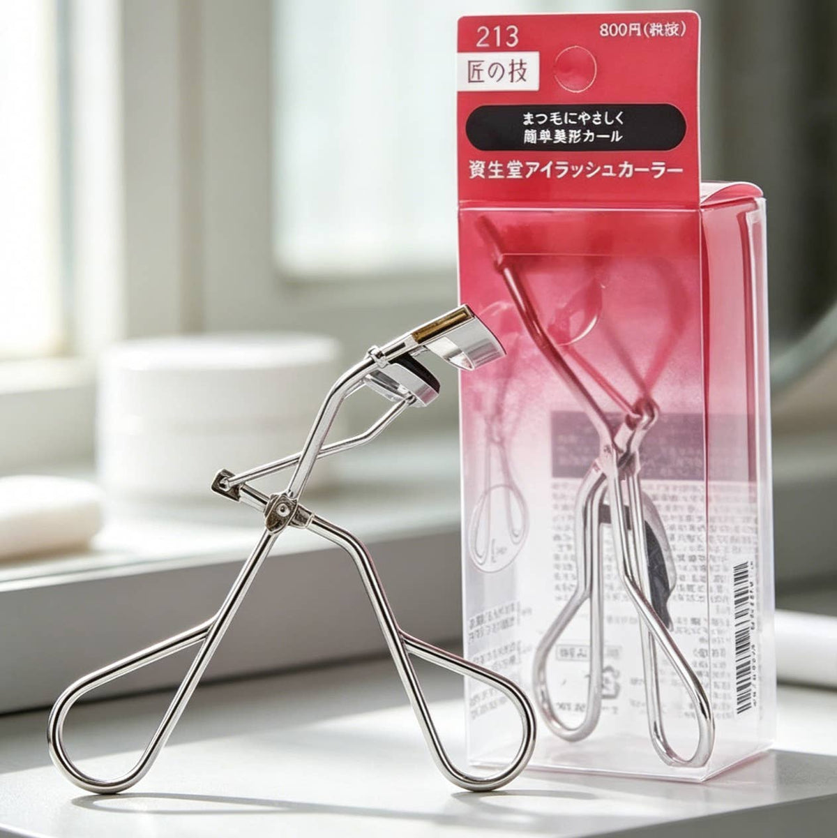 Shiseido 213 Eyelash Curler, ergonomic design with replacement pad included