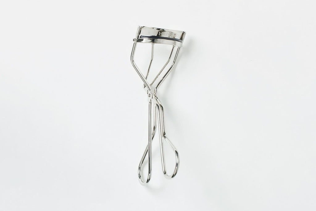 Shiseido 213 Eyelash Curler, ergonomic design with replacement pad included