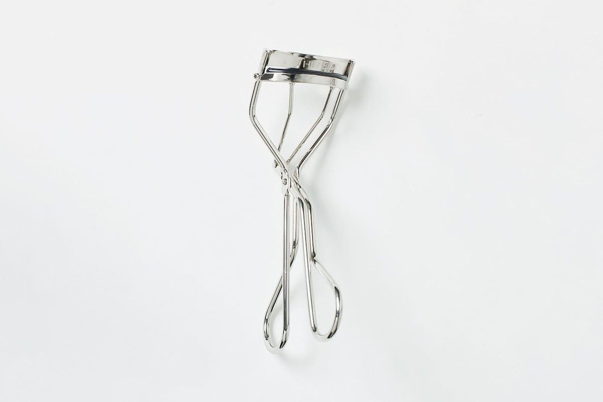 Shiseido 213 Eyelash Curler, ergonomic design with replacement pad included